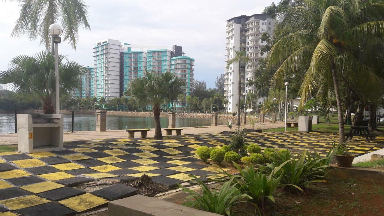 Homestay Haizal Telok Kemang Port Dickson Exteriör bild